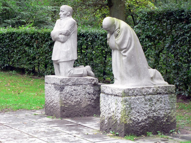 trauernde-eltern-1914–1932-mahnmal-soldatenfriedhof-vladslo-flandern